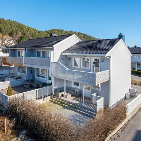 Moderne Rekkehus, God Standard. Feriehus